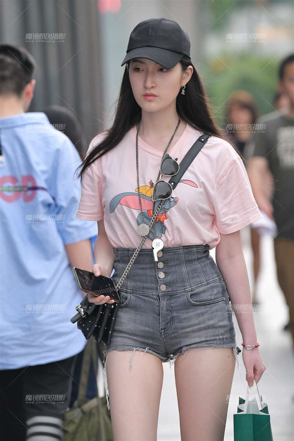 图片[1]-高腰热裤长腿女孩-街拍流行馆