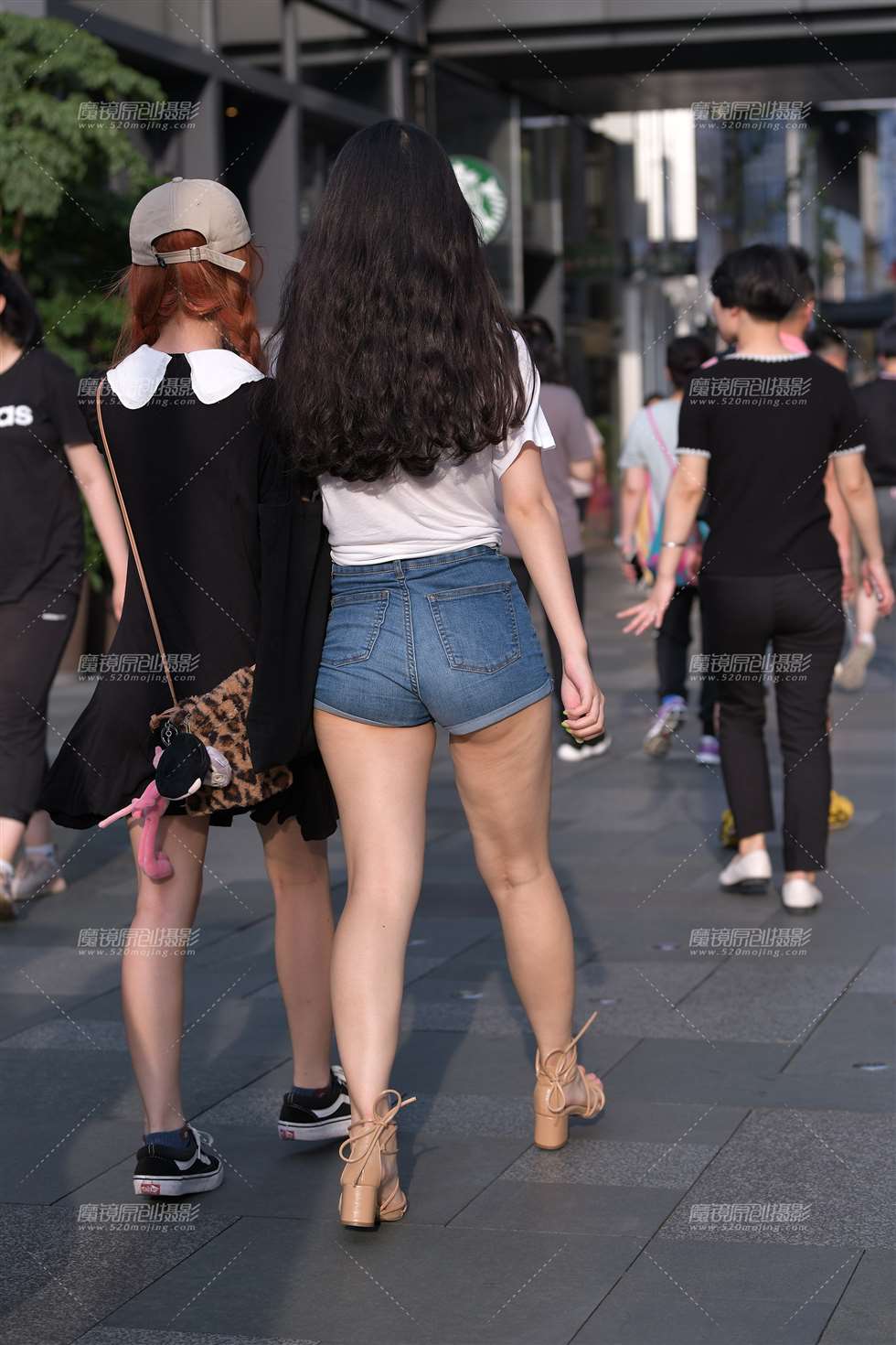 图片[2]-绷紧热裤女孩-街拍流行馆