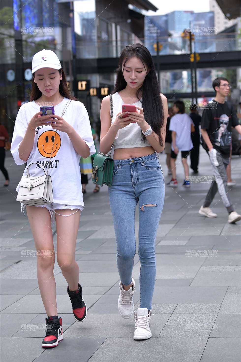 图片[1]-露腰，紧牛小姐姐-街拍流行馆