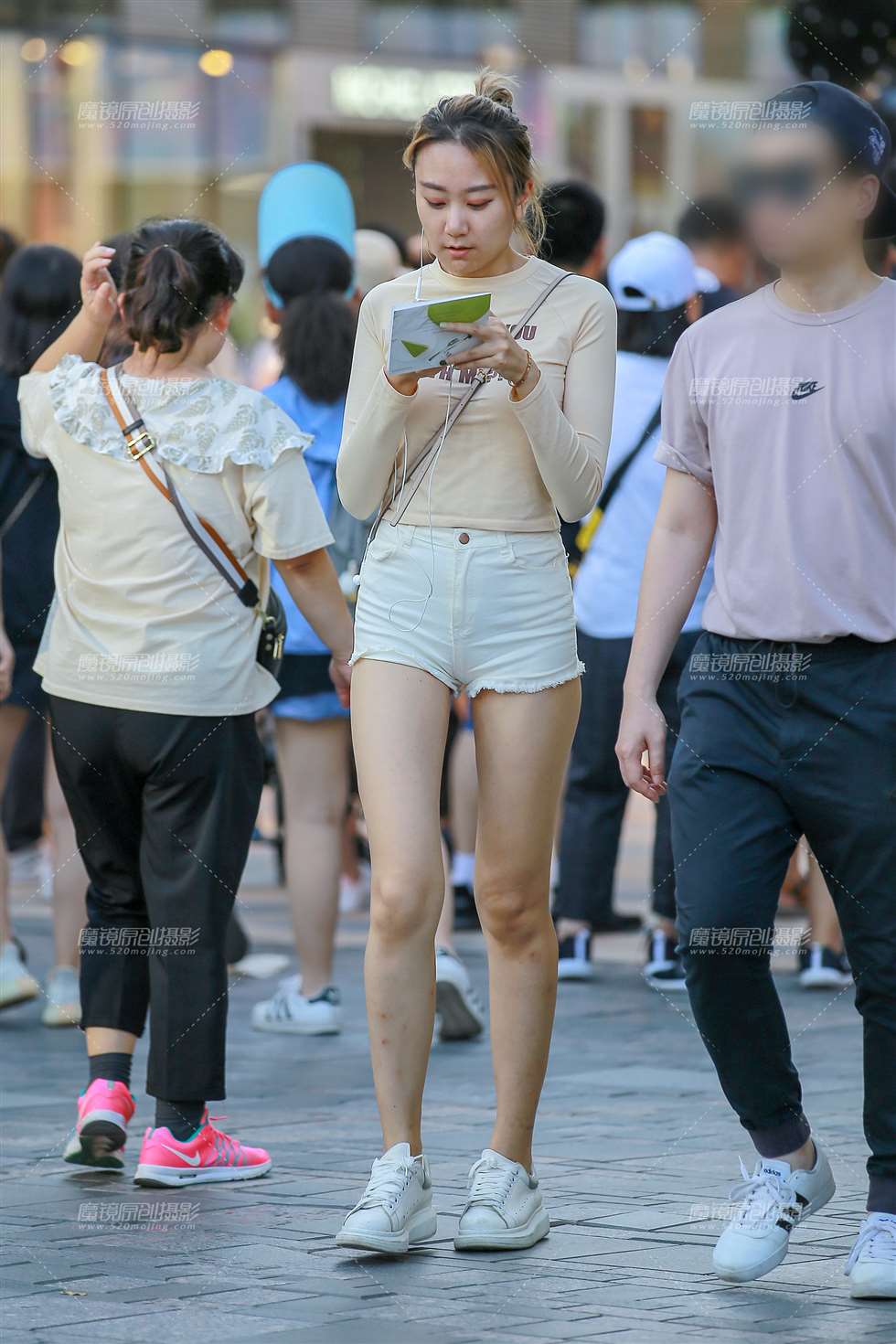 图片[4]-白色热裤女友-街拍流行馆