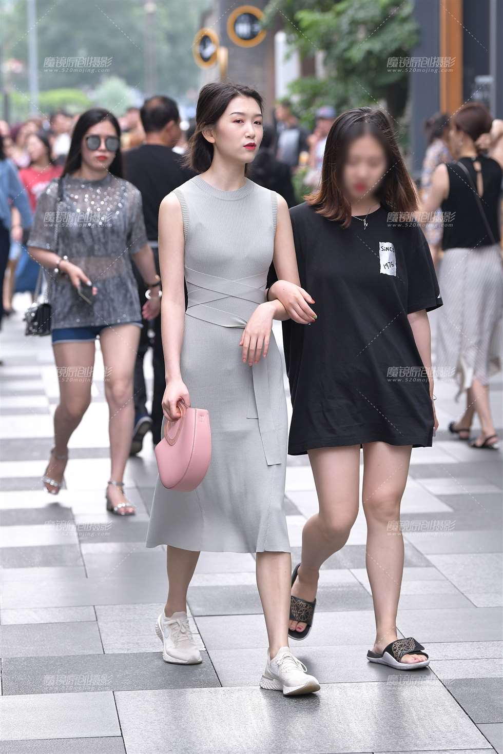 图片[1]-贴身的针织裙美女-街拍流行馆