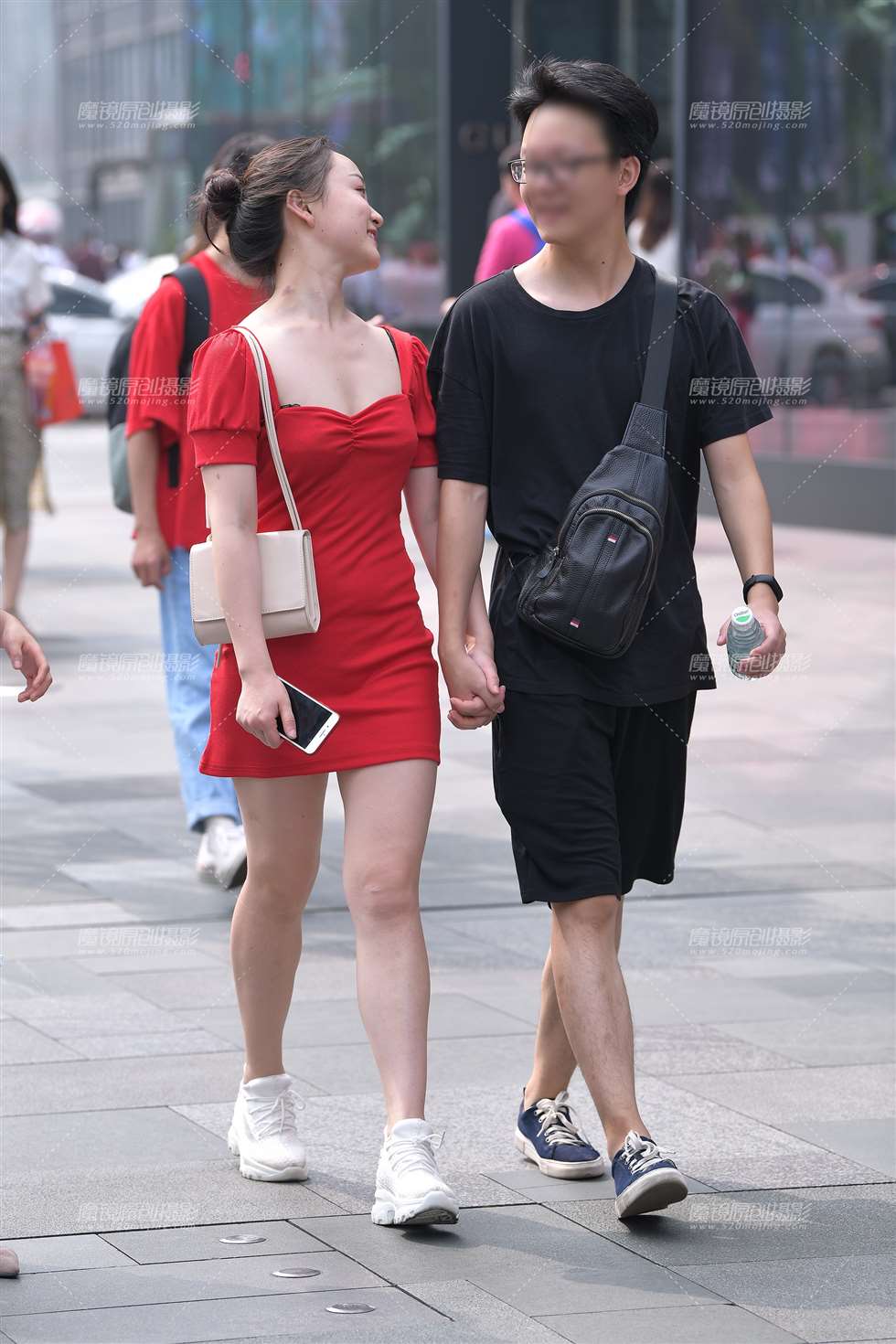 图片[1]-性感大红包臀裙女友-街拍流行馆