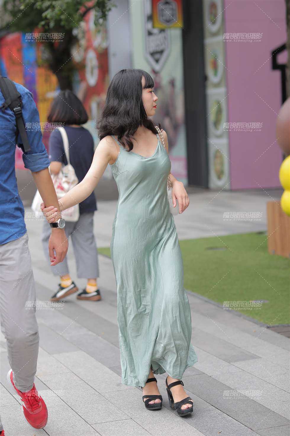 图片[1]-长裙**-街拍流行馆