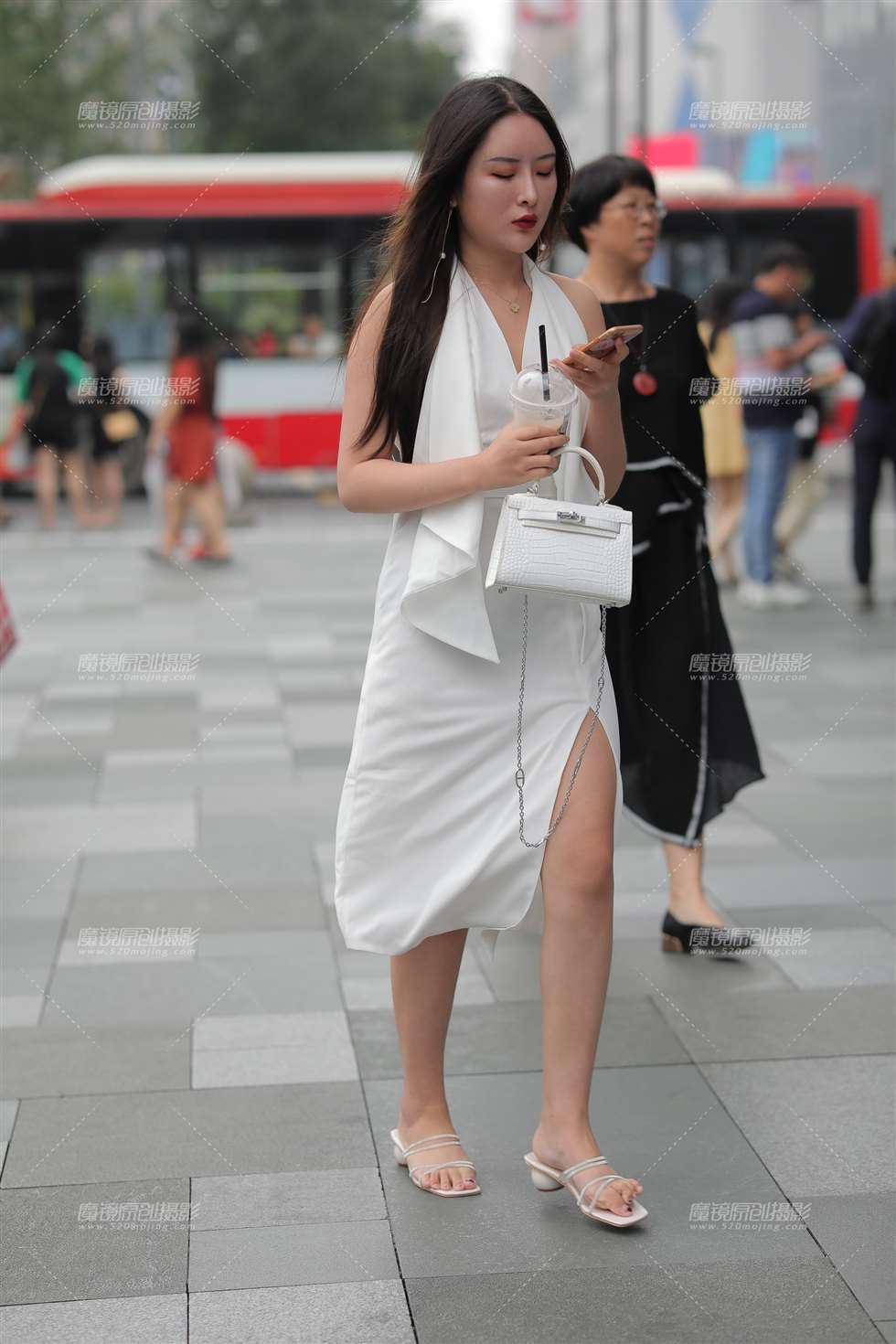图片[1]-长裙美背-街拍流行馆
