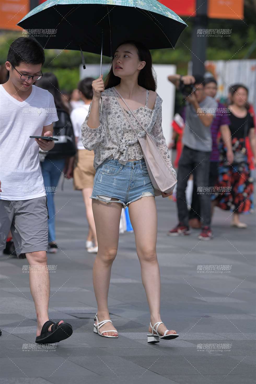 图片[1]-清纯热裤大白腿-街拍流行馆