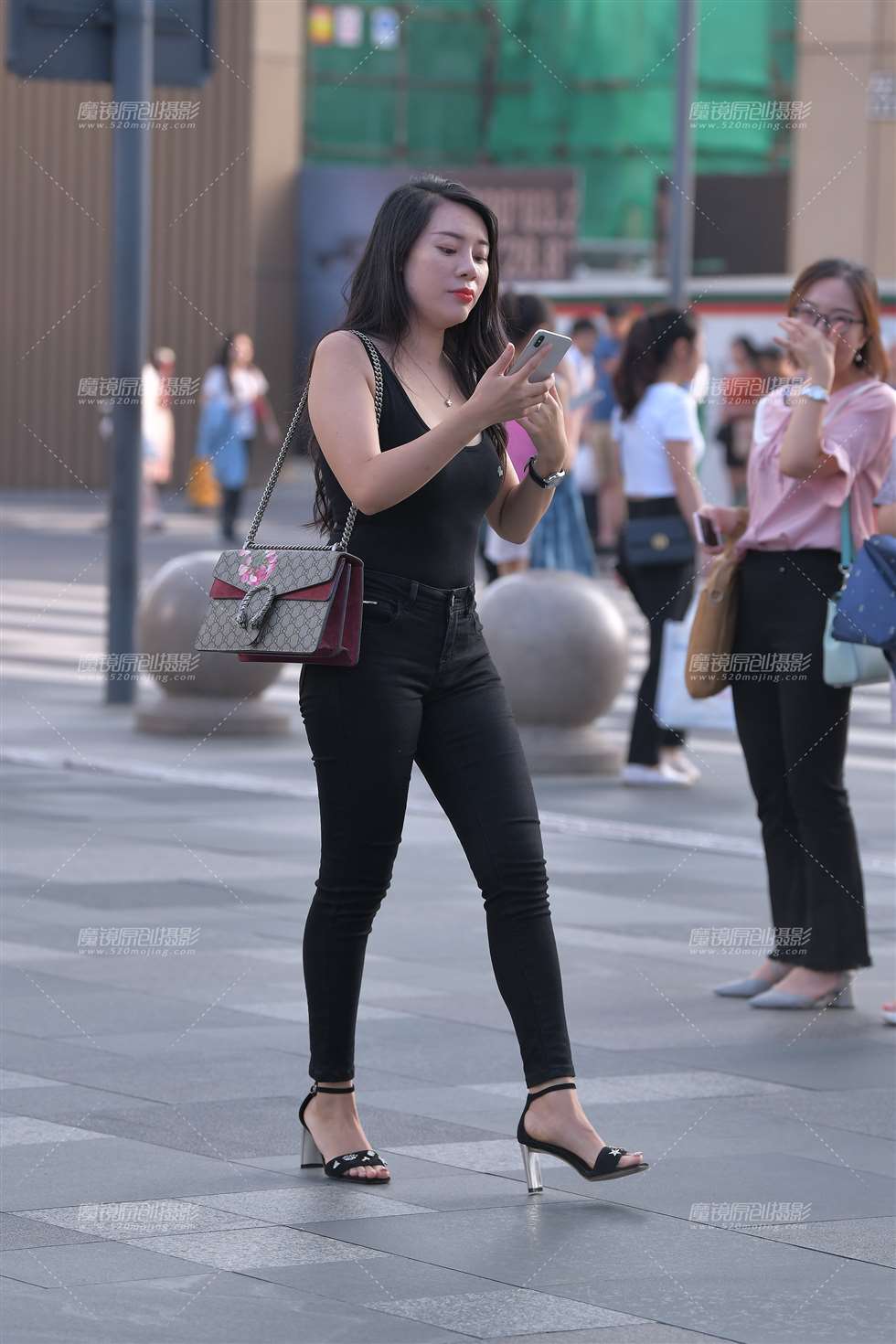 图片[1]-HEI色紧身**-街拍流行馆
