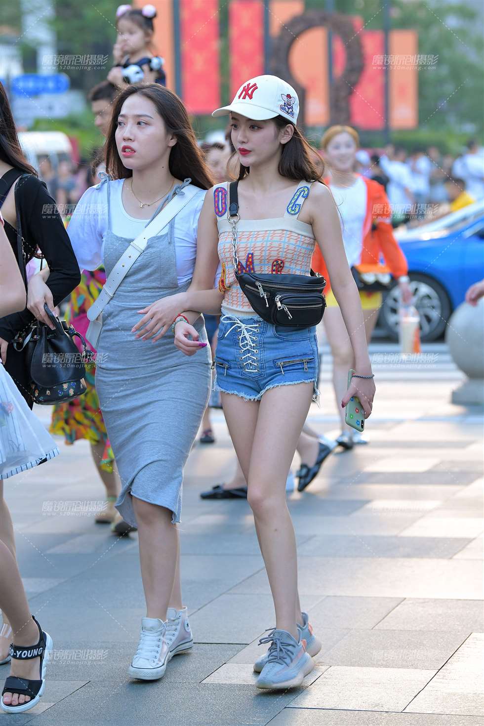 图片[1]-时尚热裤美眉-街拍流行馆