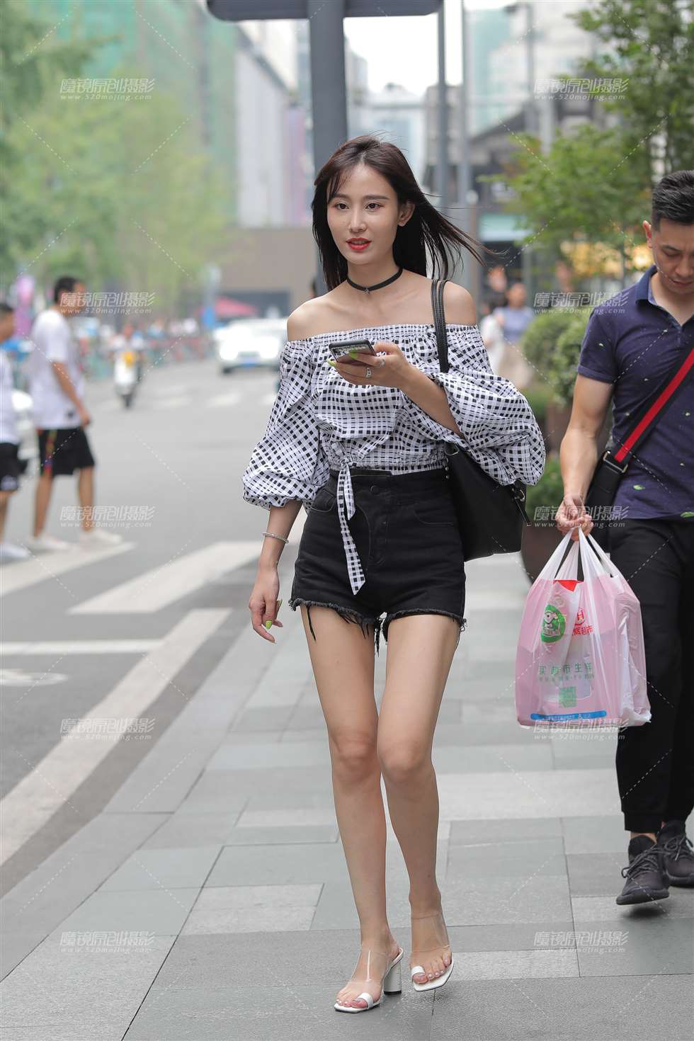 图片[3]-眉清目秀的热裤美眉-街拍流行馆