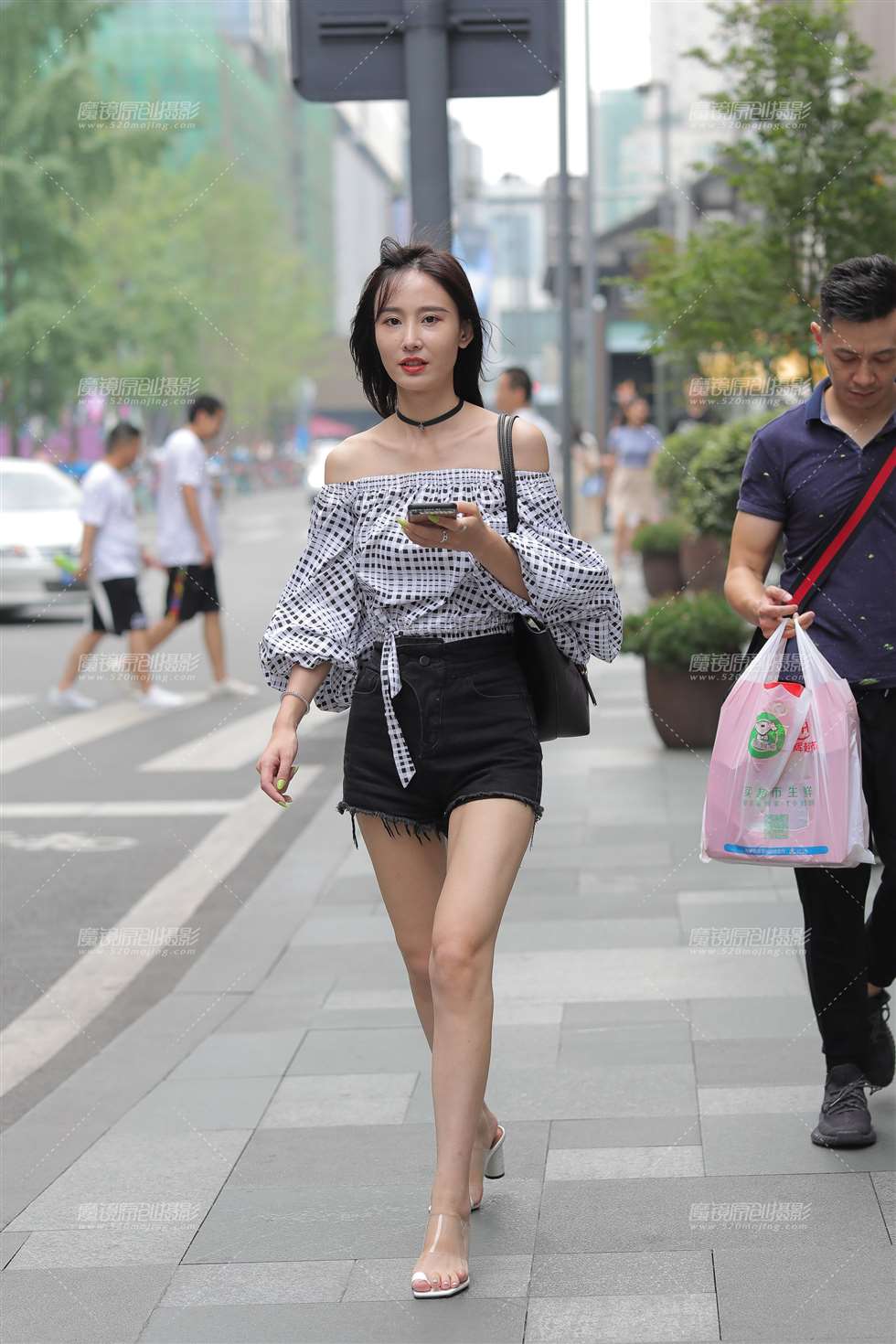 图片[4]-眉清目秀的热裤美眉-街拍流行馆