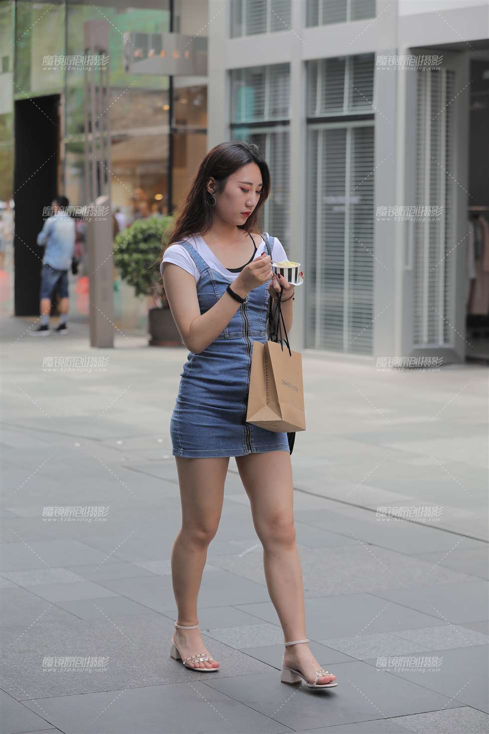 图片[1]-有些丰臀的女孩-街拍流行馆