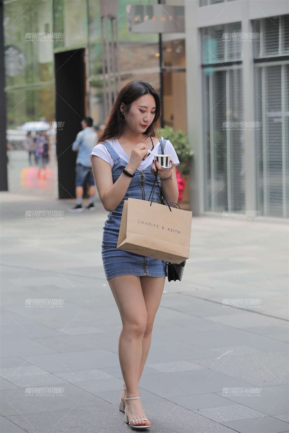 图片[3]-有些丰臀的女孩-街拍流行馆