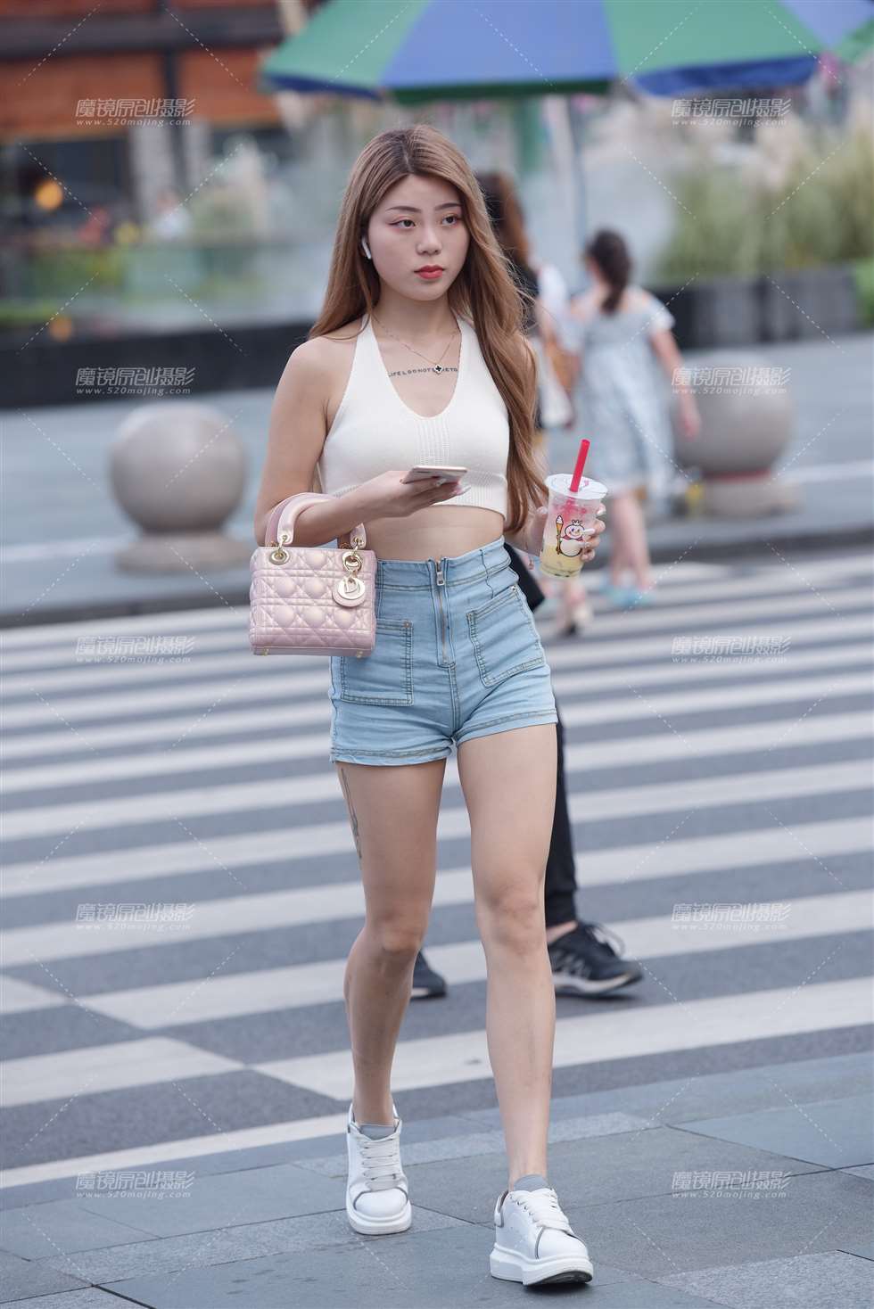 图片[1]-金发美女-街拍流行馆