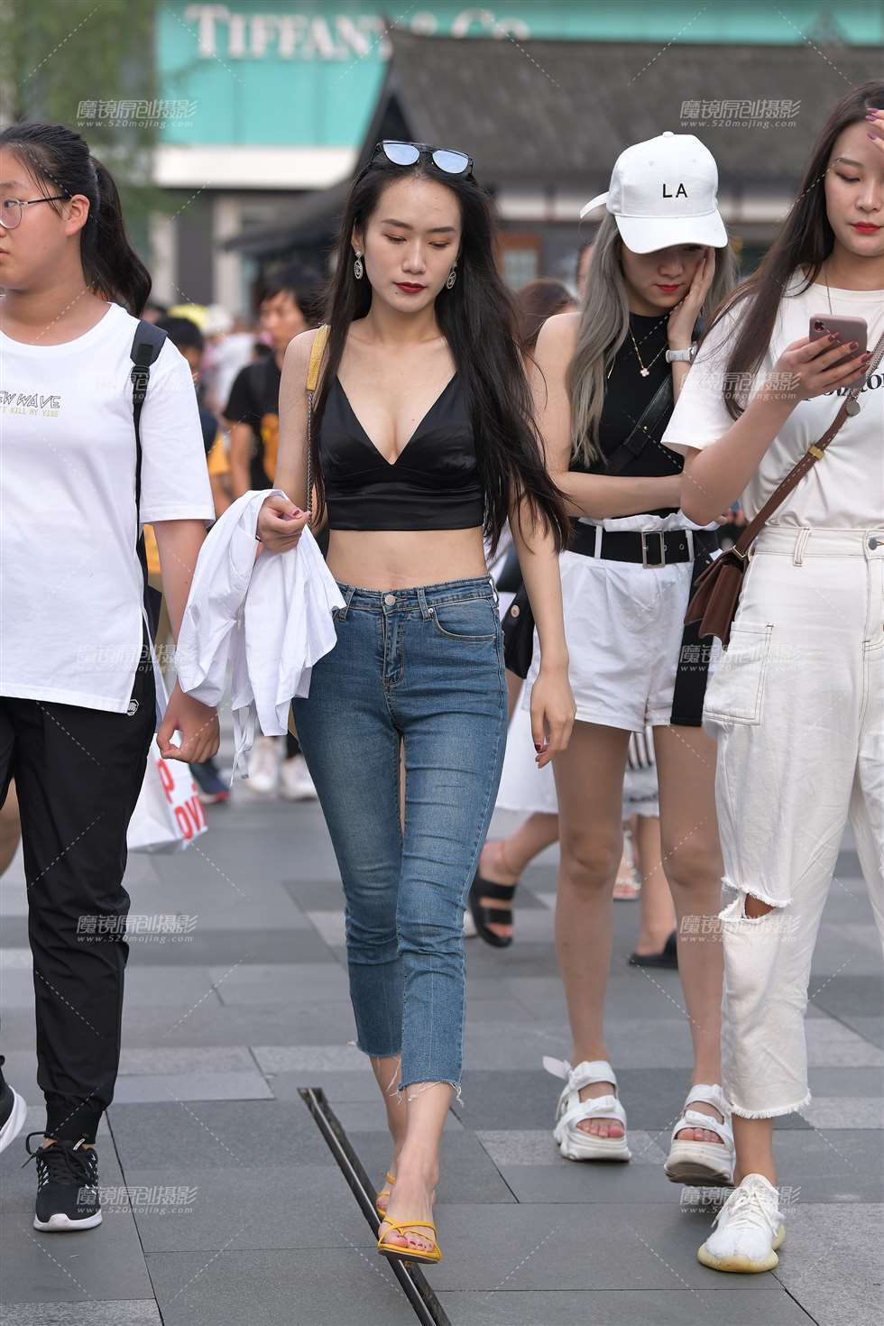 图片[1]-性感低胸露腰紧牛小姐姐-街拍流行馆