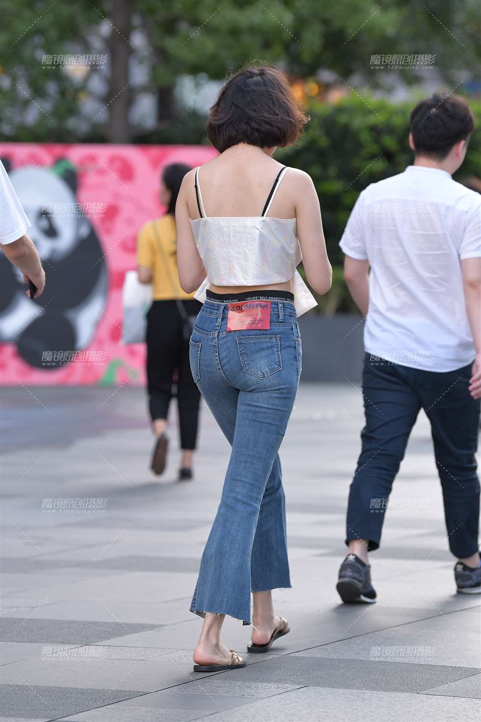 图片[2]-小吊带，紧牛翘臀-街拍流行馆
