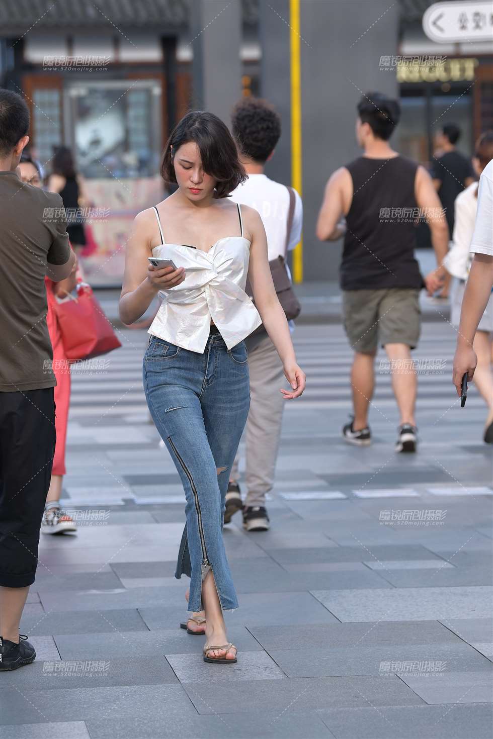图片[1]-小吊带，紧牛翘臀-街拍流行馆