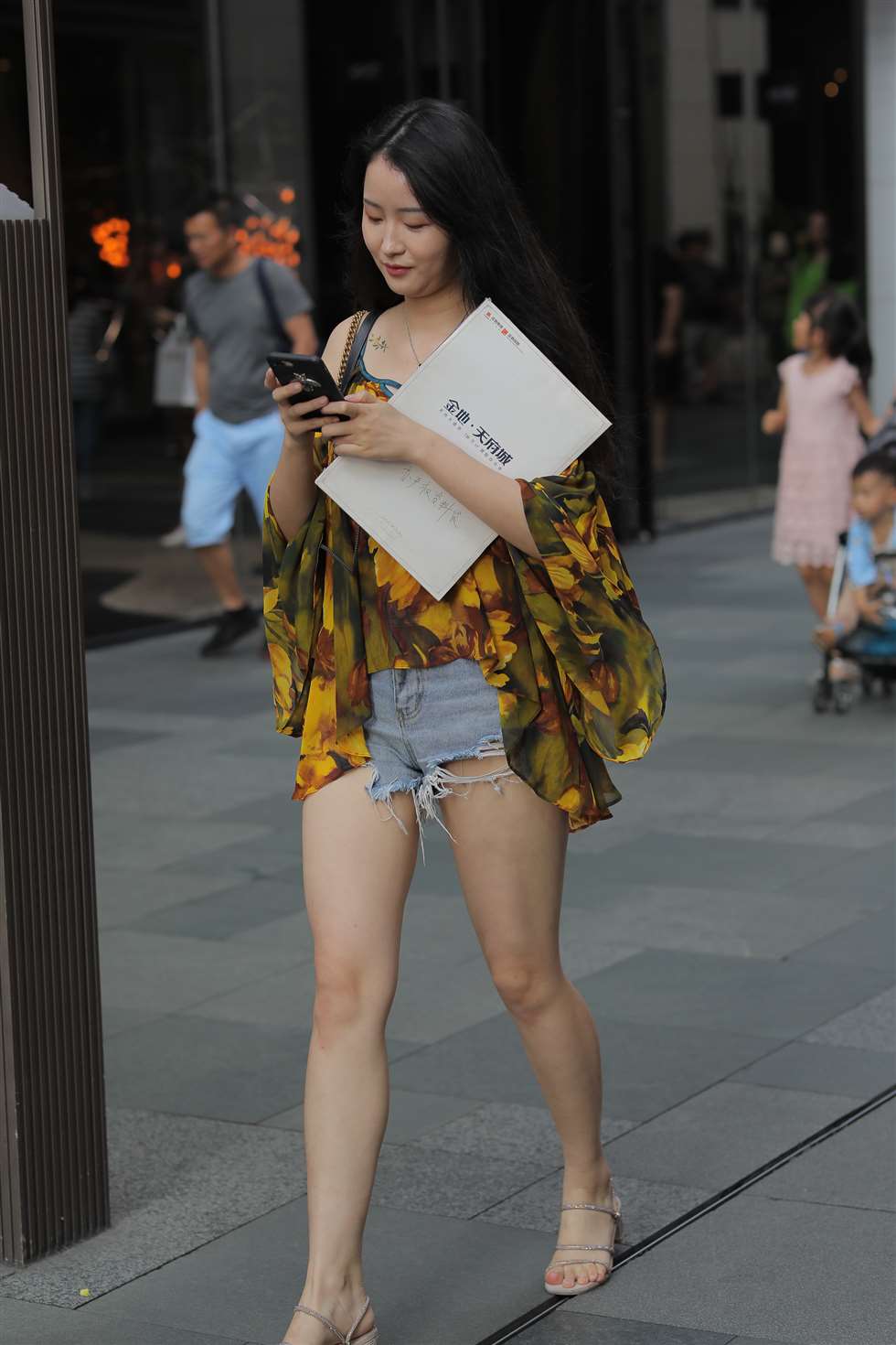 图片[1]-美不美 看大腿-街拍流行馆