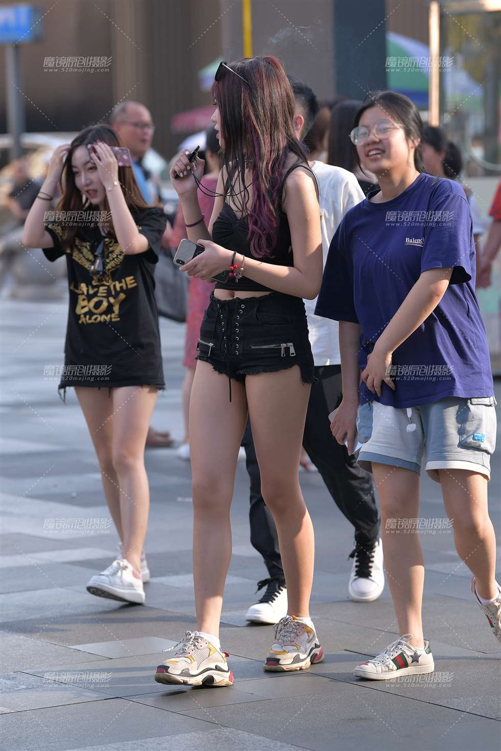图片[1]-抽电子烟的热裤美眉-街拍流行馆