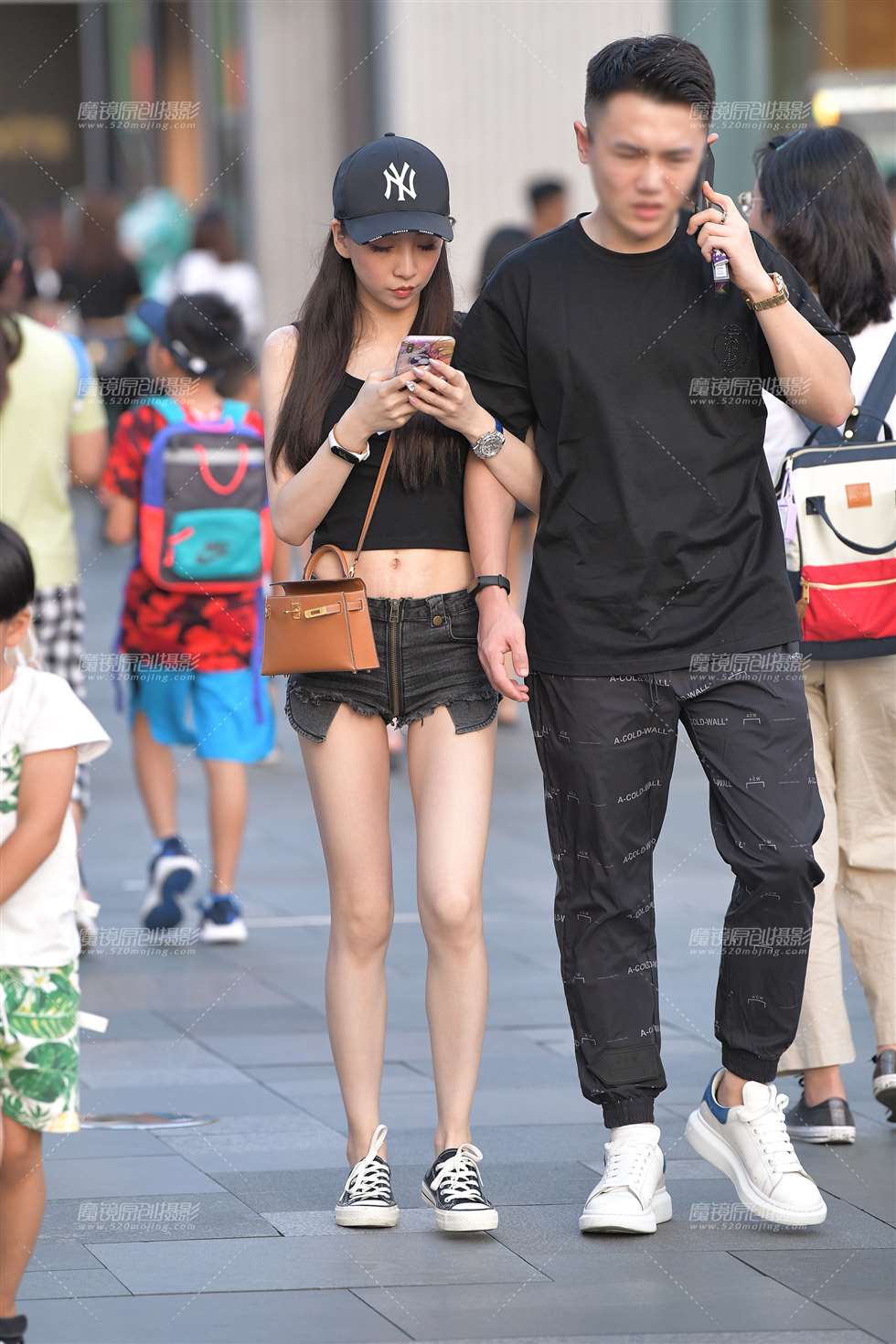 图片[1]-露肚脐的性感热裤女友-街拍流行馆