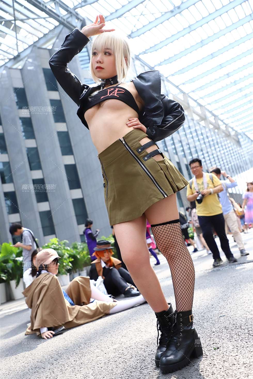 图片[2]-黑色抹胸短裙coser-街拍流行馆