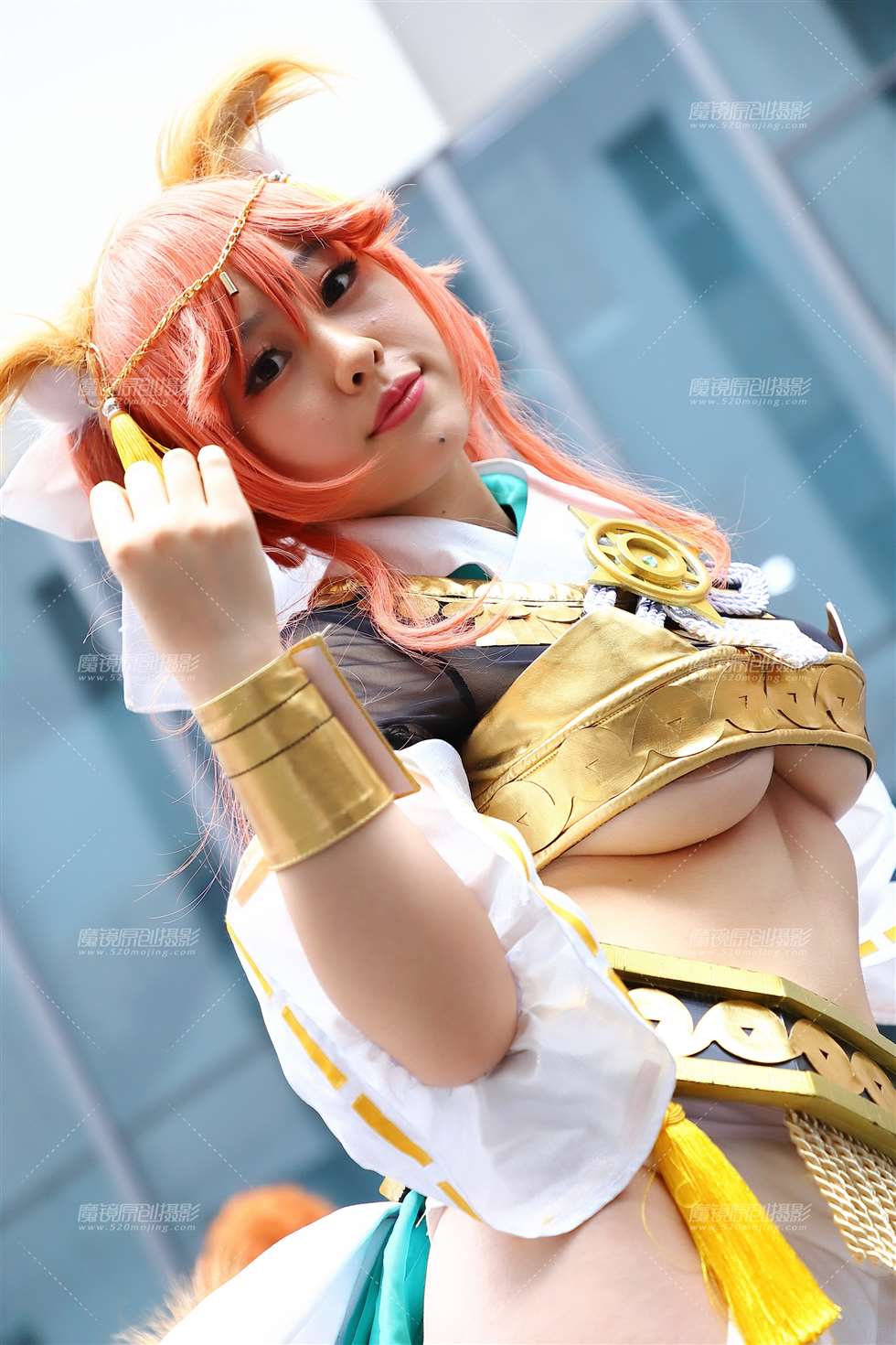 图片[1]-金色抹胸coser-街拍流行馆