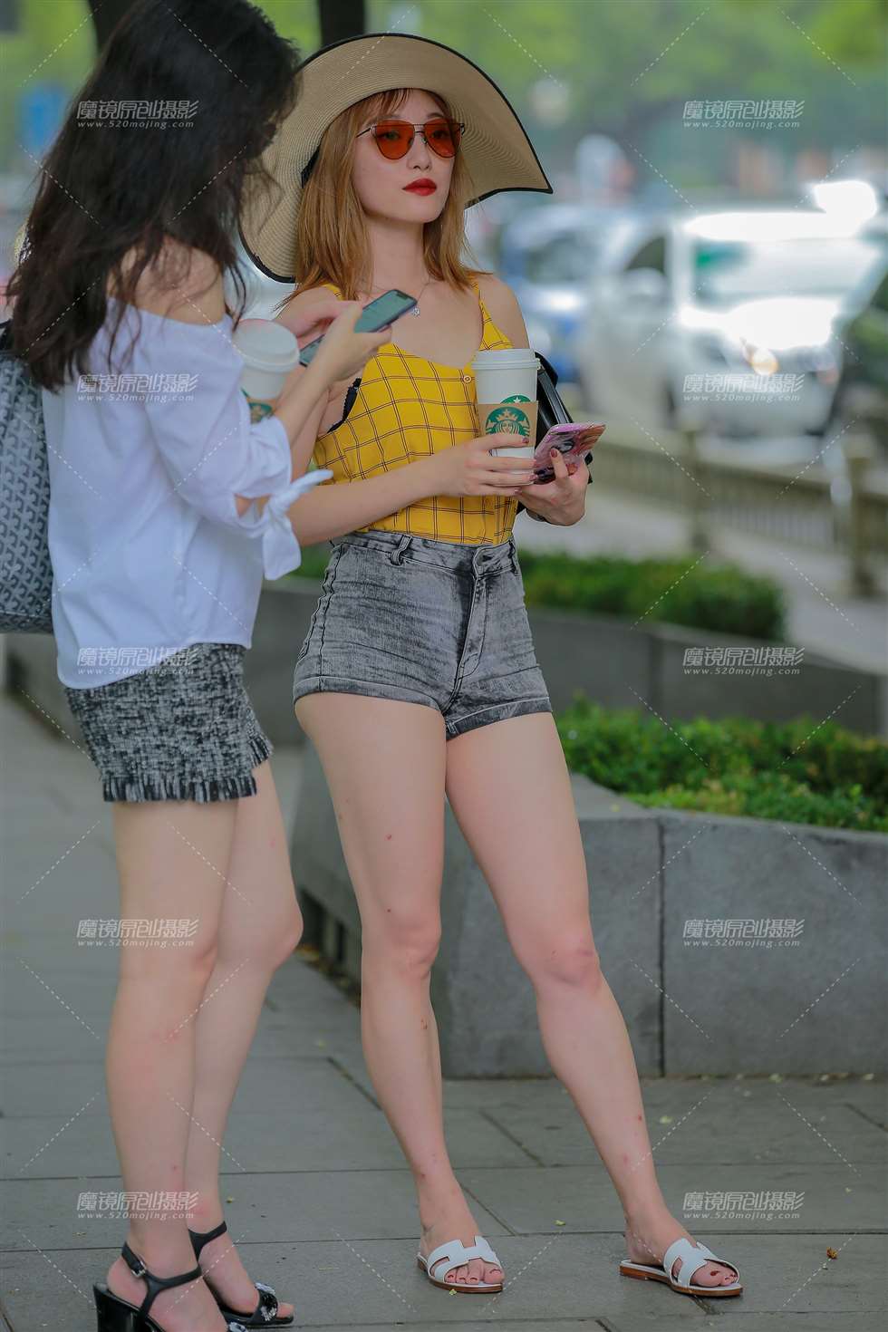 图片[1]-灰色热裤学妹-街拍流行馆