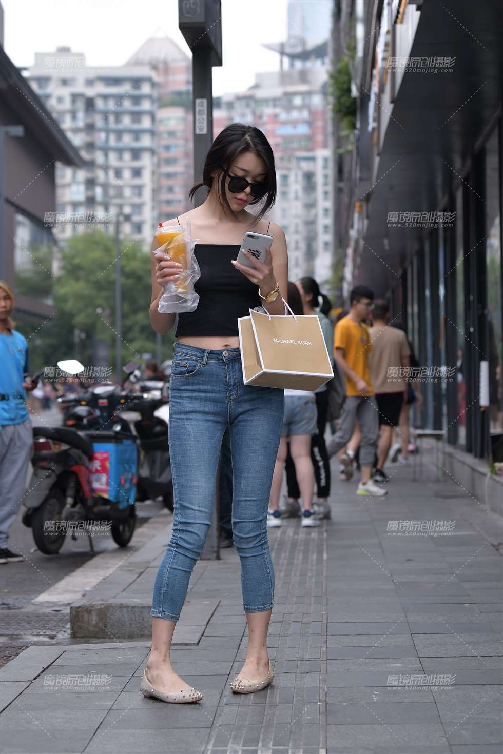 图片[1]-小背心~闺蜜紧牛-街拍流行馆