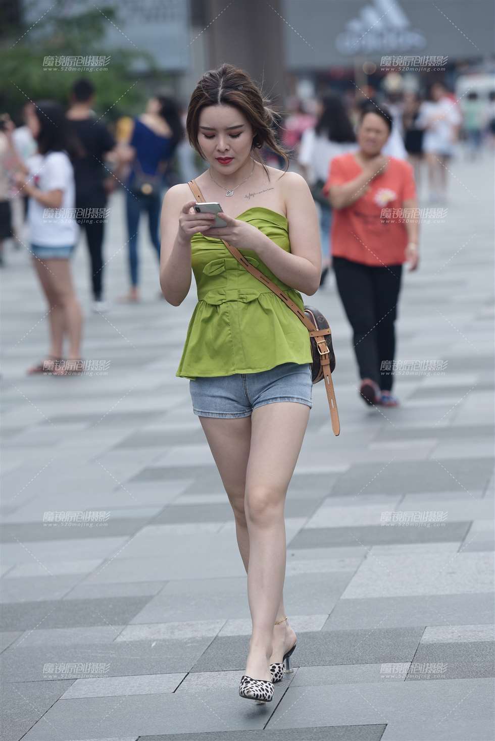 图片[1]-热裤美女-街拍流行馆