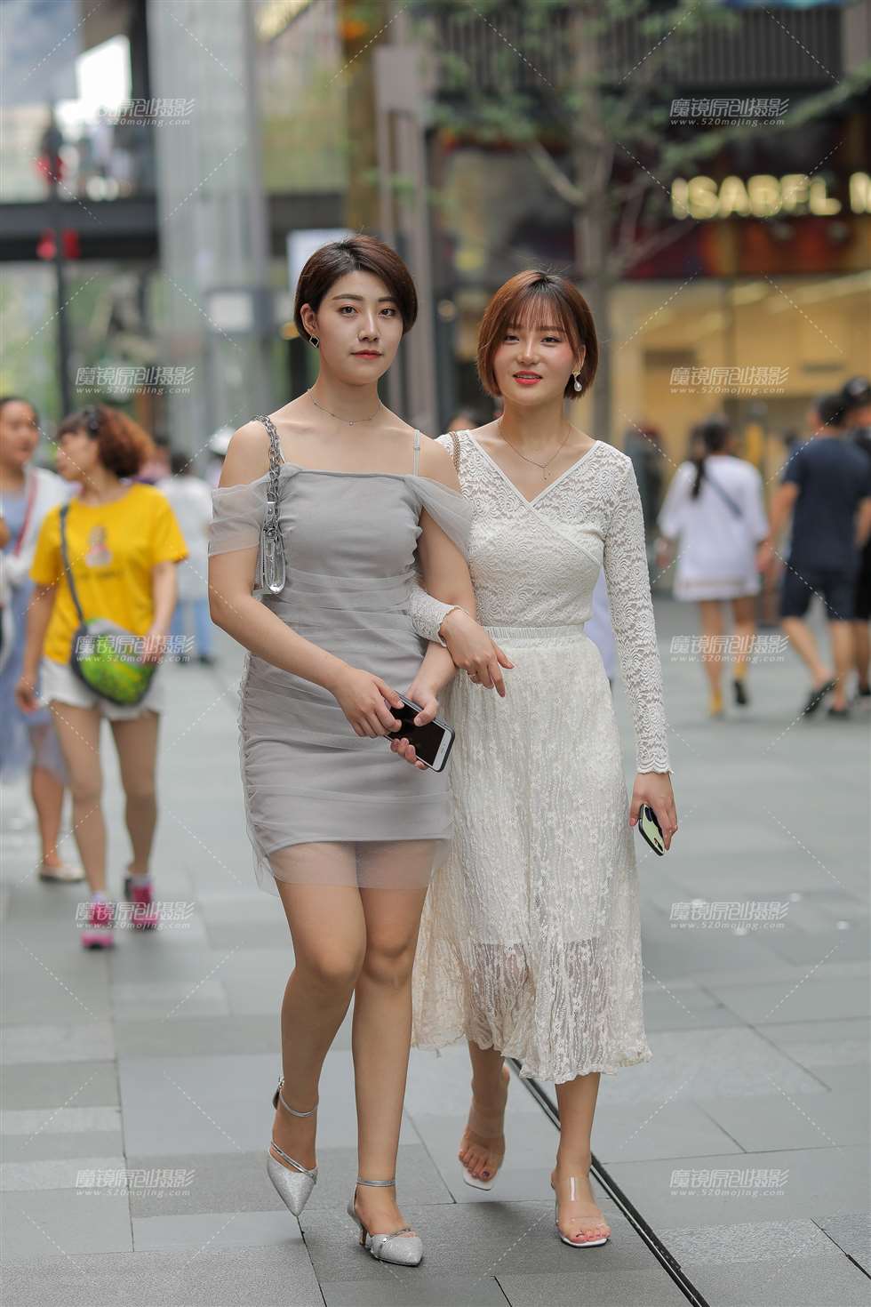 图片[1]-温婉的两美女 气质迷人-街拍流行馆