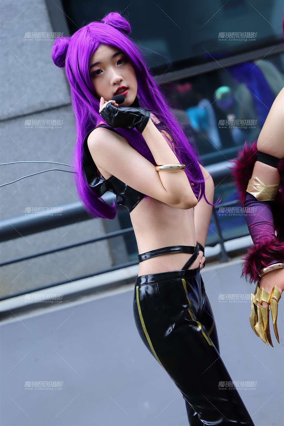 图片[1]-紫发皮裤coser2-街拍流行馆