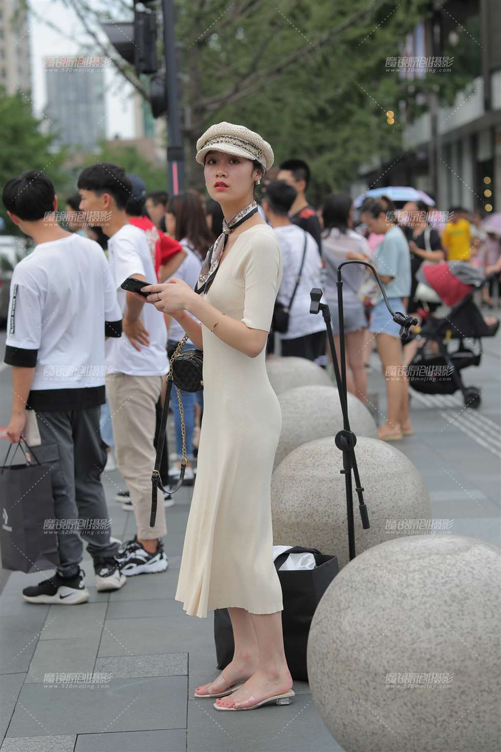 图片[1]-玩直播的小姐姐-街拍流行馆