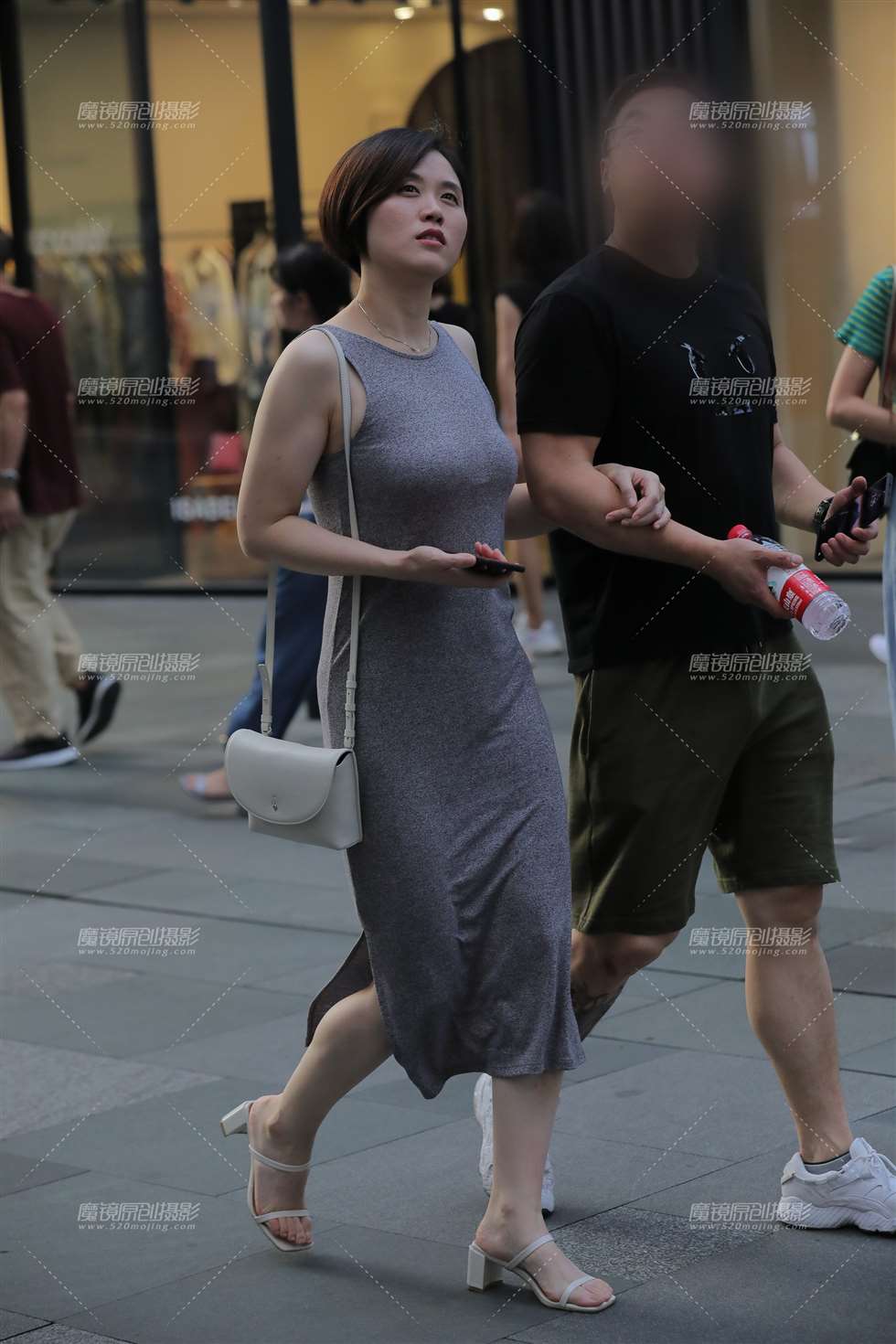 图片[1]-长裙**-街拍流行馆