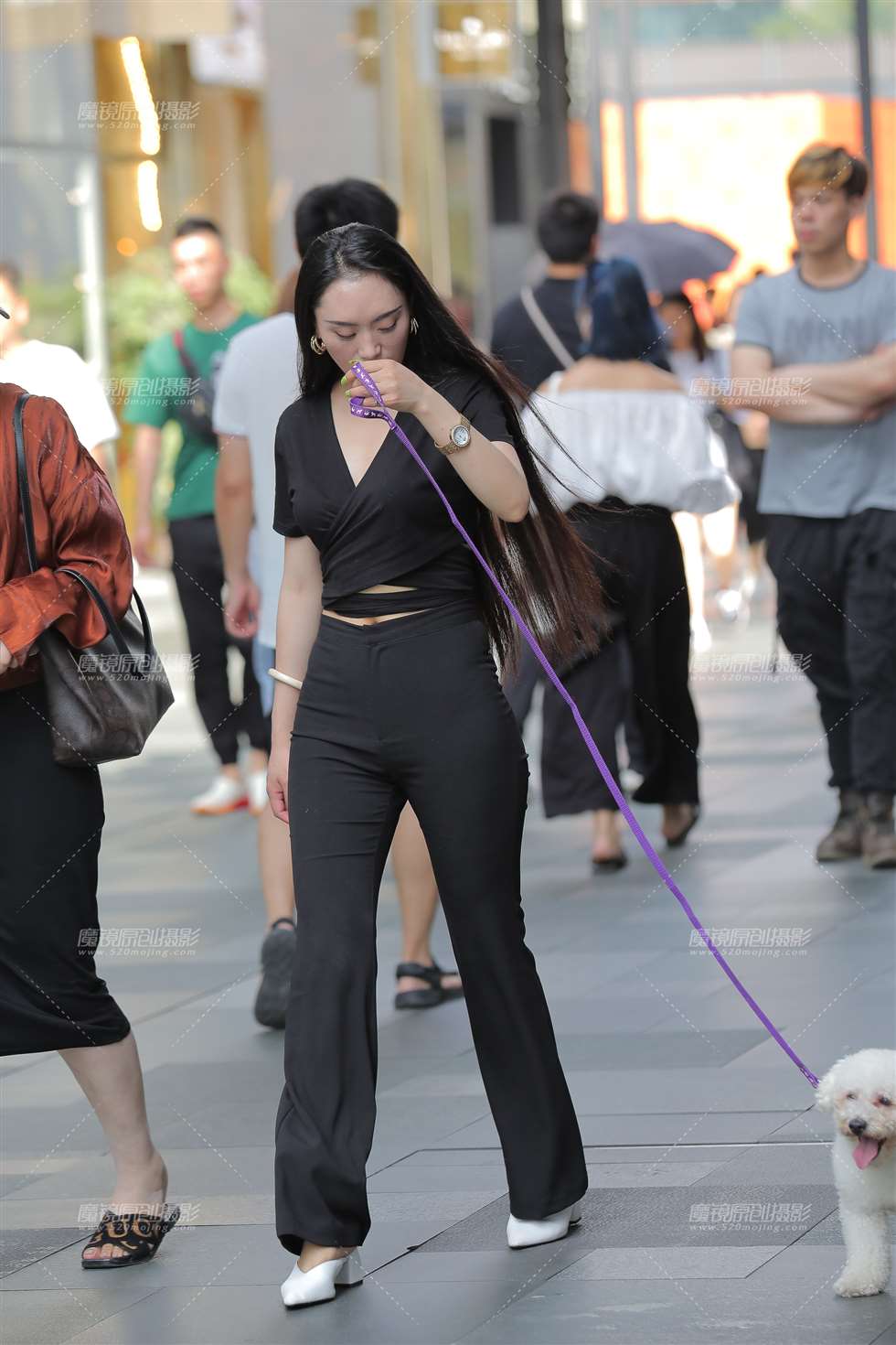 图片[3]-遛狗美女**-街拍流行馆