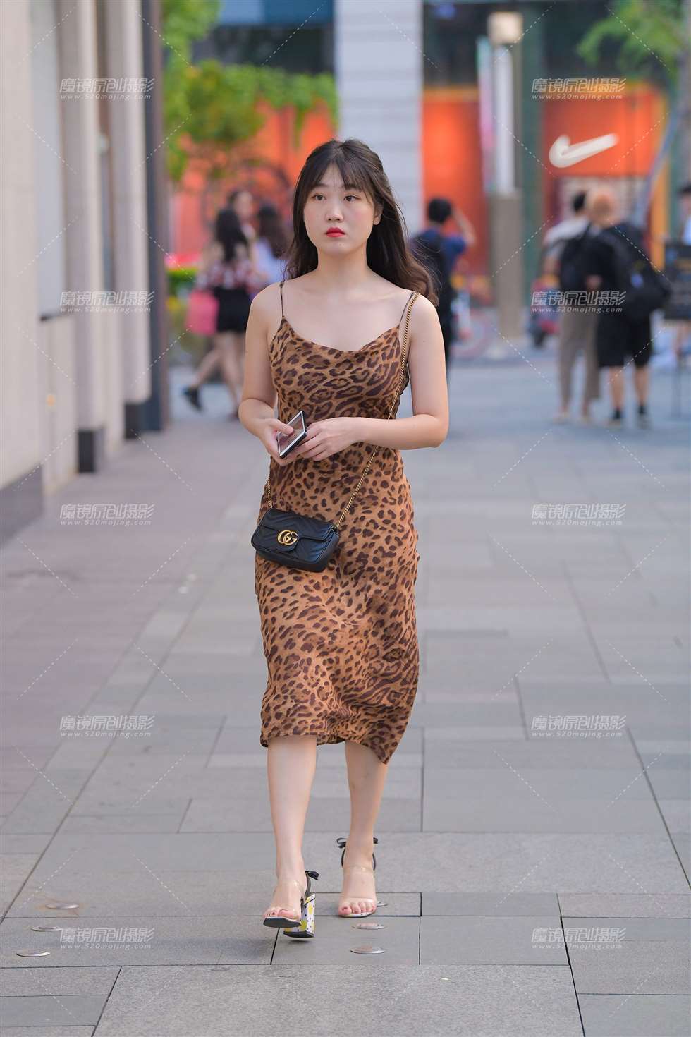 图片[1]-吊带豹纹小姐姐-街拍流行馆
