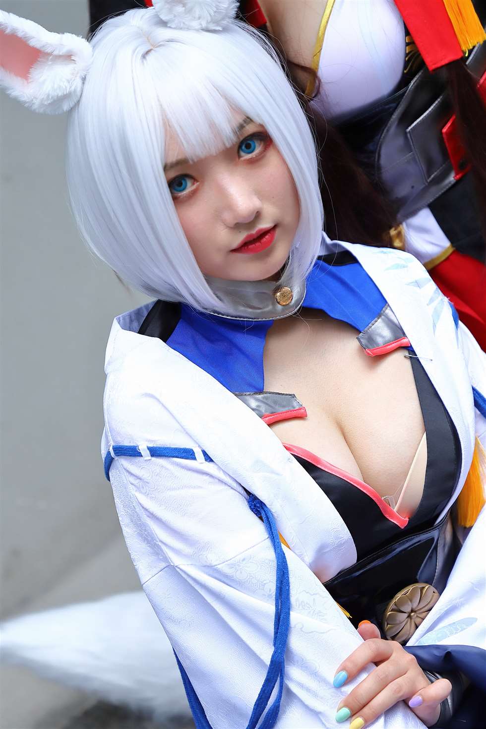 图片[1]-银发美胸coser-街拍流行馆