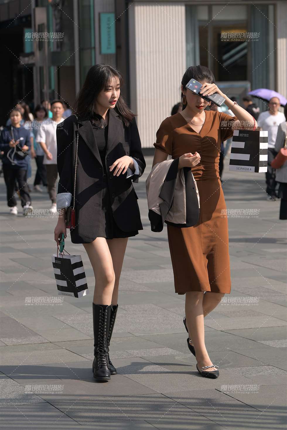 图片[1]-休闲西装，美腿小姐姐-街拍流行馆