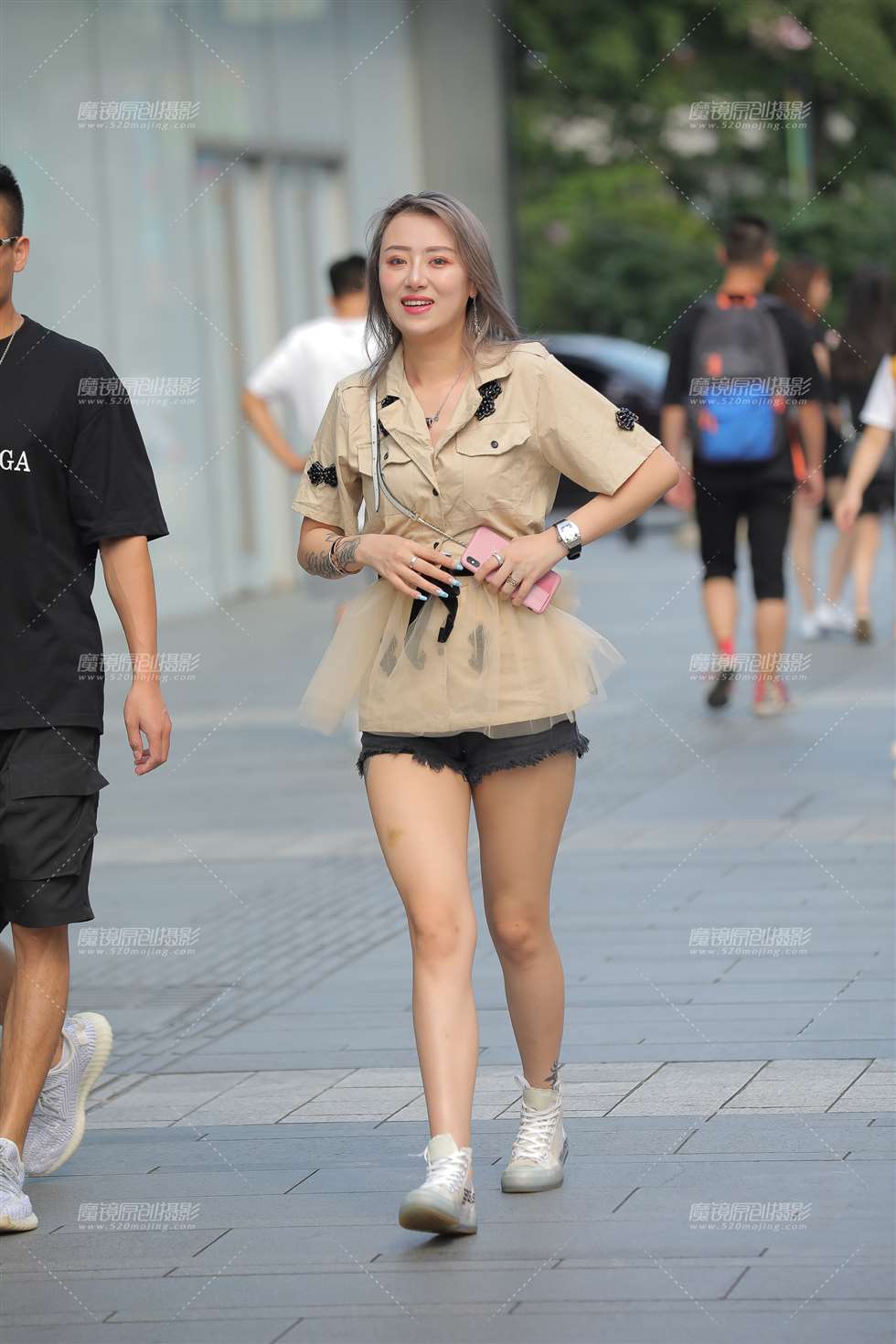 图片[1]-热裤女孩-街拍流行馆