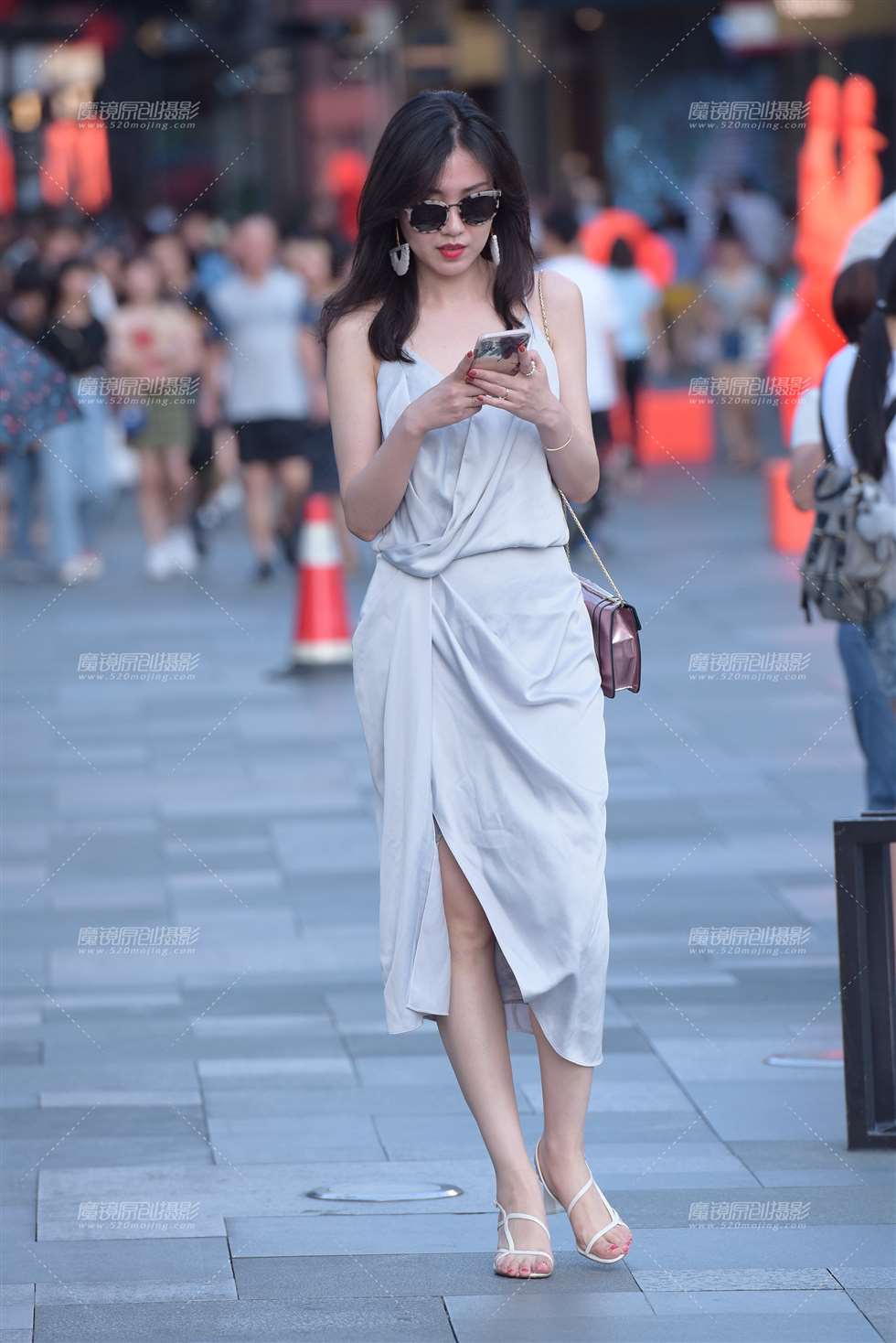 图片[1]-吊带裙美女-街拍流行馆