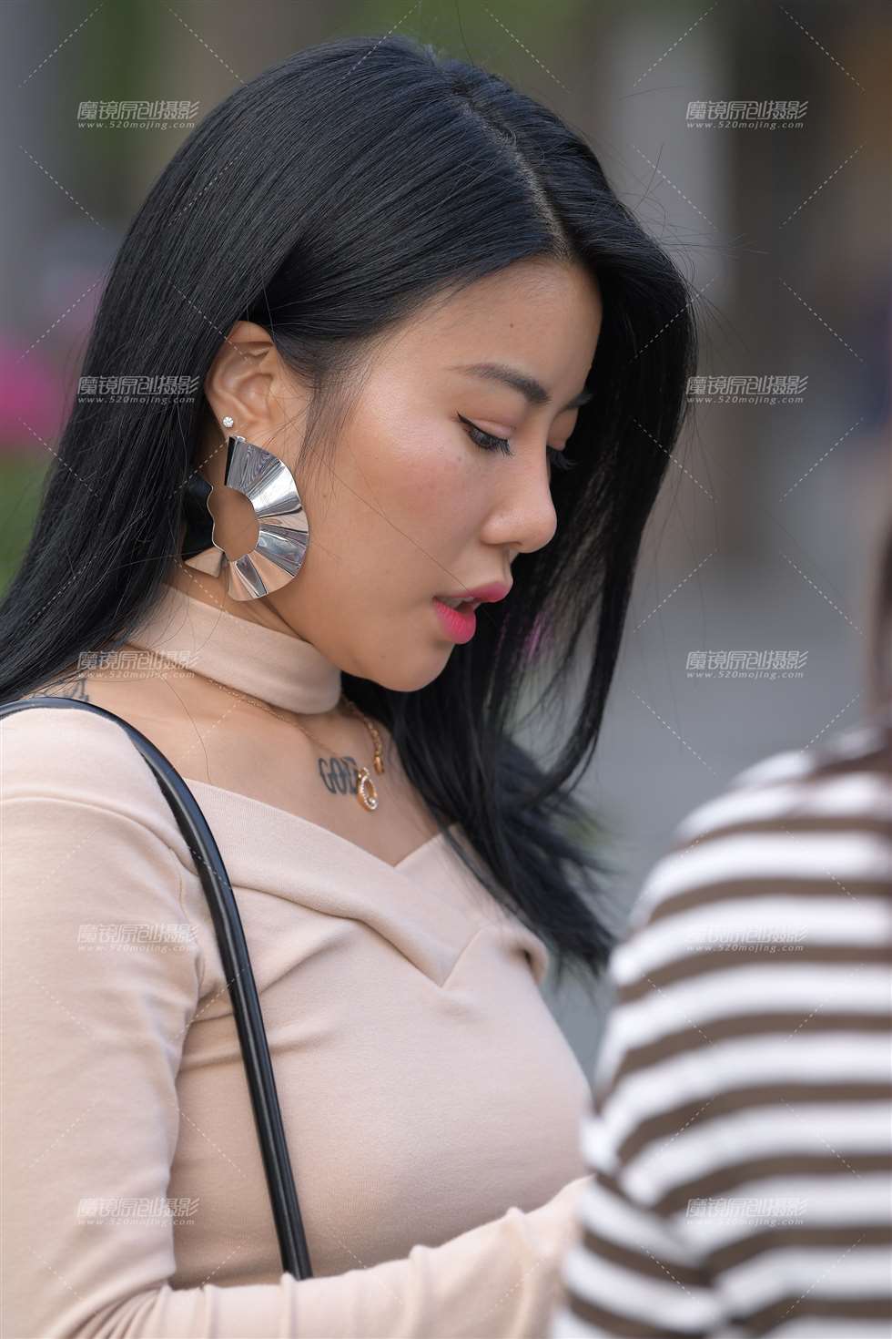 图片[1]-紧致包臀裙高跟美女-街拍流行馆