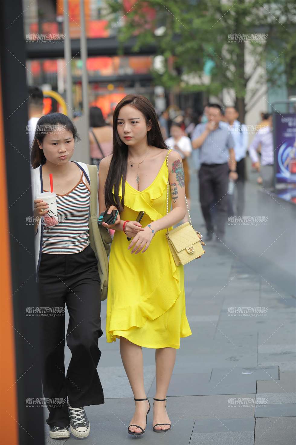图片[1]-黄裙美眉-街拍流行馆