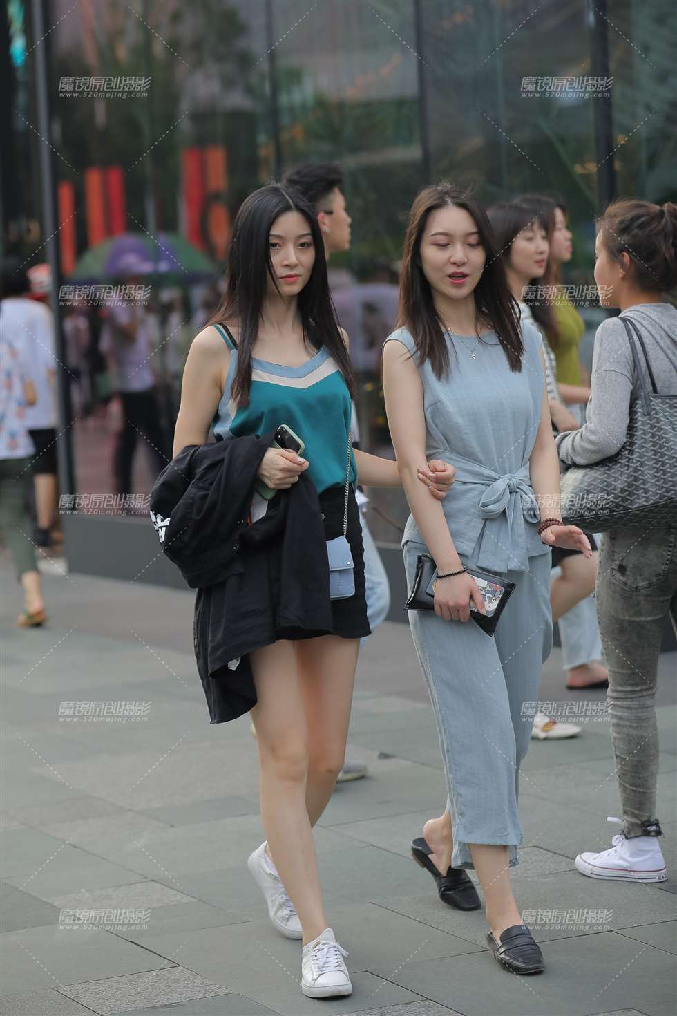 图片[1]-小短裙 大长腿-街拍流行馆