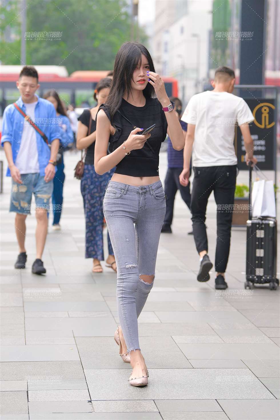 图片[3]-苗条小姐姐，臀却一点也不瘦-街拍流行馆