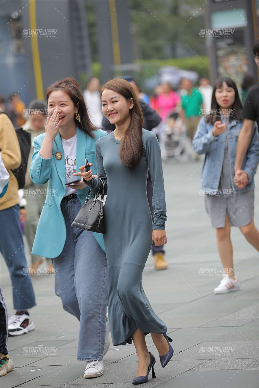 图片[1]-娇小玲珑的小姐姐 女人味十足-街拍流行馆