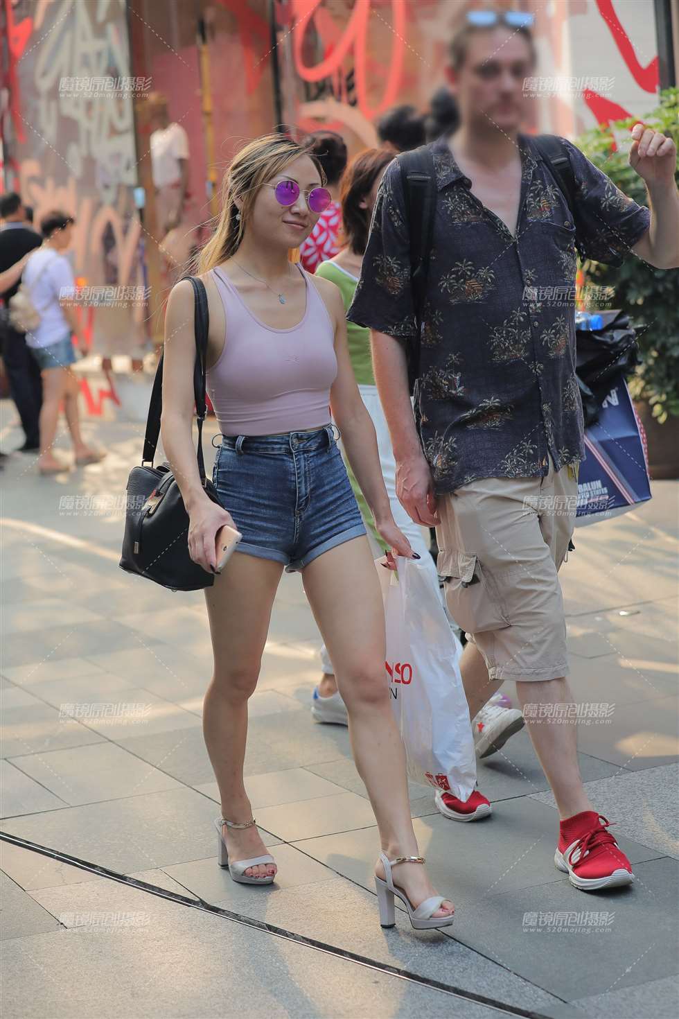 图片[1]-热裤背心 夏日百搭-街拍流行馆