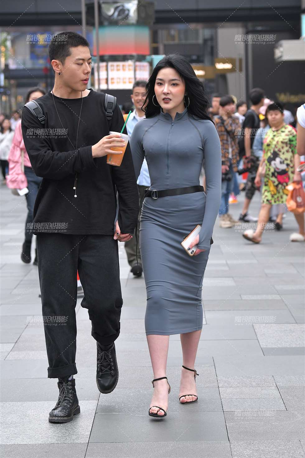 图片[1]-连体紧身裙女友-街拍流行馆
