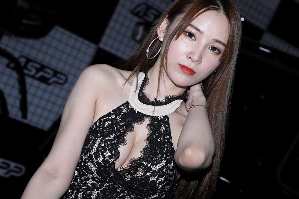 图片[1]-蕾丝短裙车模-街拍流行馆