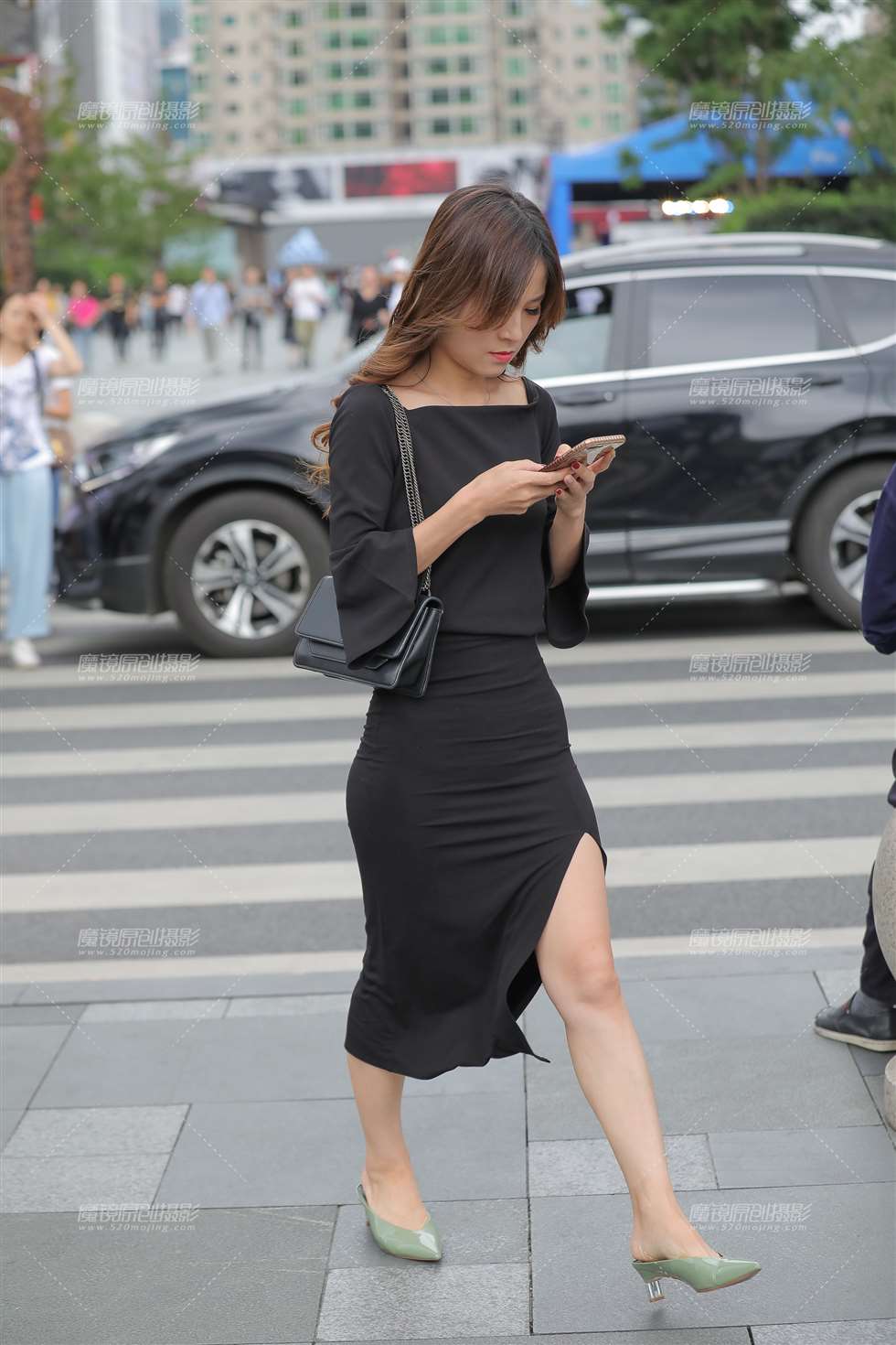 图片[1]-黑长裙的美-街拍流行馆