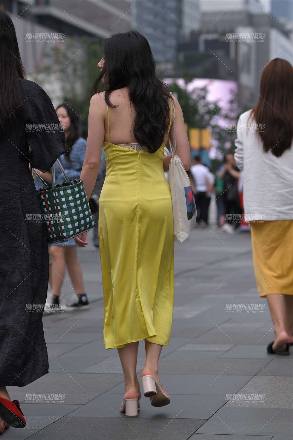 图片[2]-性感低胸黄裙子-街拍流行馆