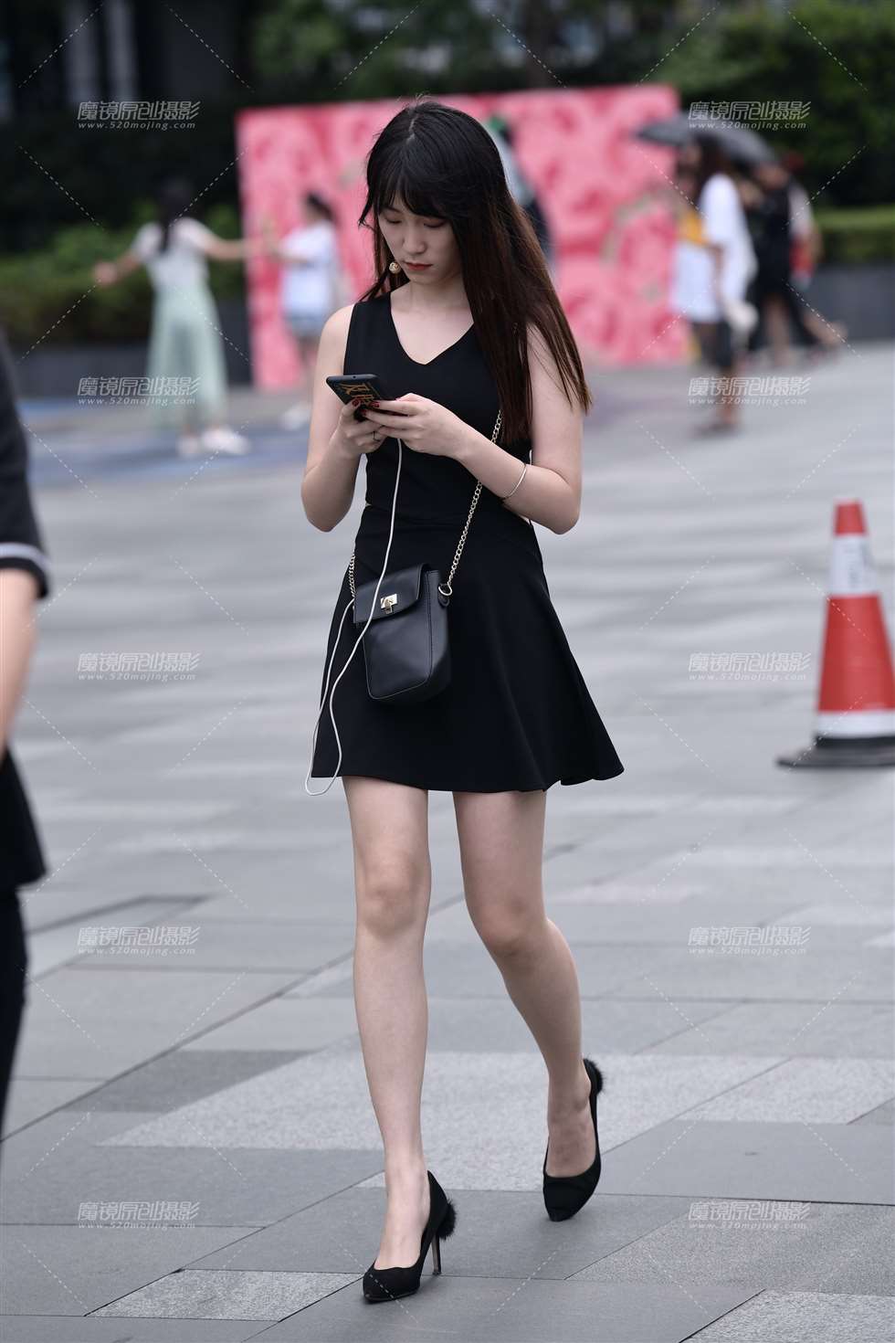 图片[1]-玩手机的小姐姐-街拍流行馆