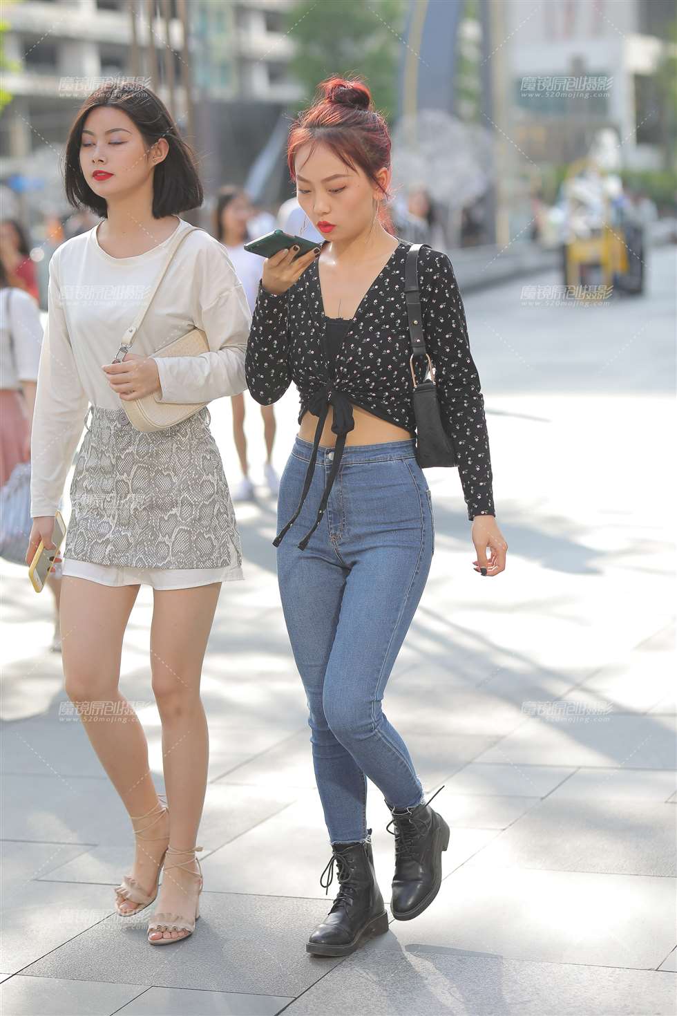 图片[1]-紧身牛仔裤小妹-街拍流行馆