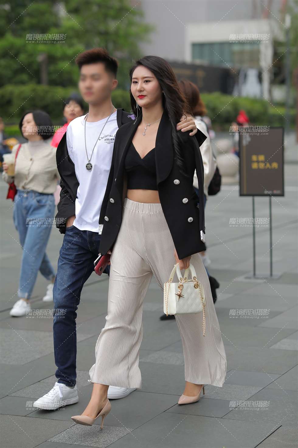 图片[1]-这裤子 真凉快-街拍流行馆